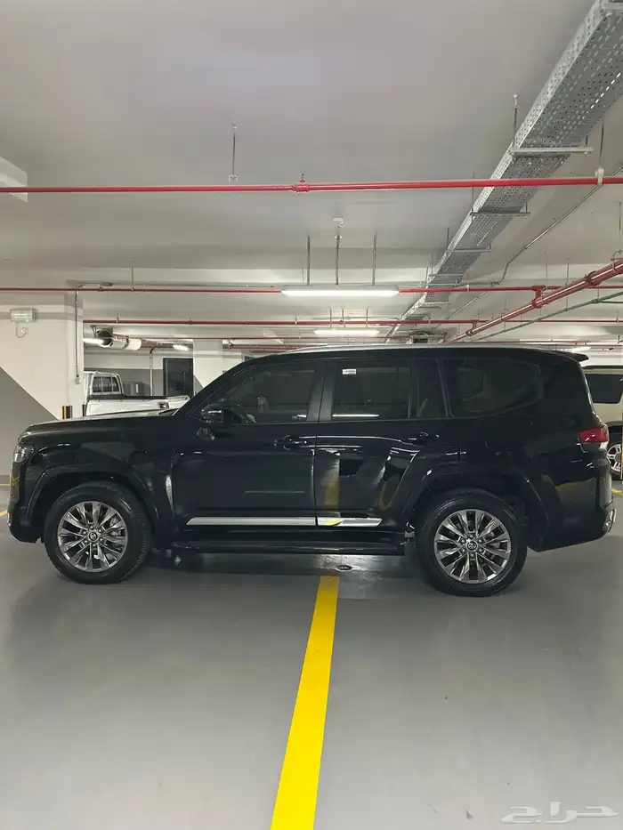 2024 لاندكروز اسود GXR 4 6