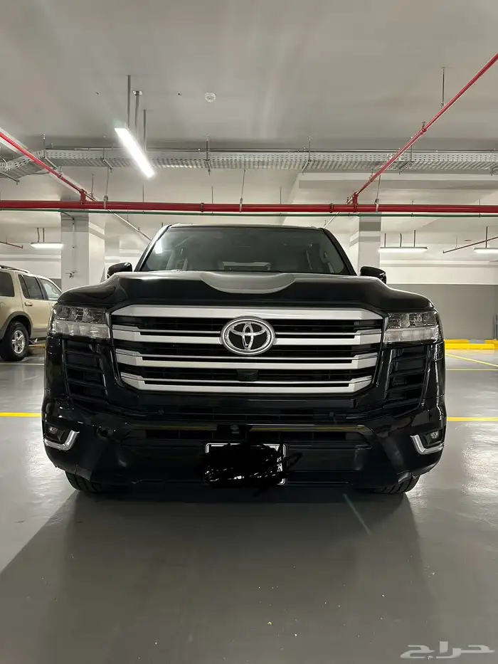 2024 لاندكروز اسود GXR 4 1