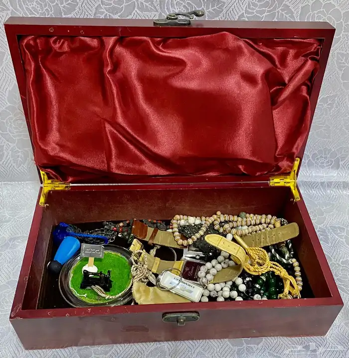 صندوق ومجموعة حلي وسبح وساعات 0