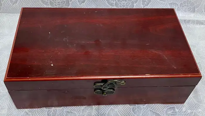 صندوق ومجموعة حلي وسبح وساعات 1
