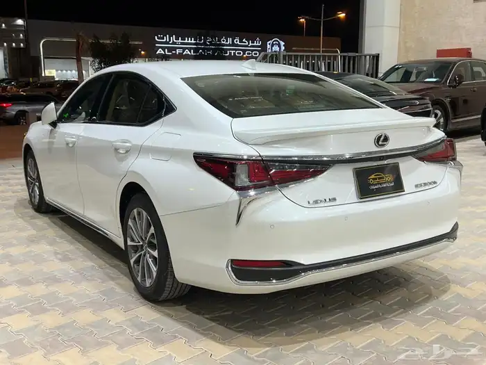 لكزس ES300h موديل 2023 4