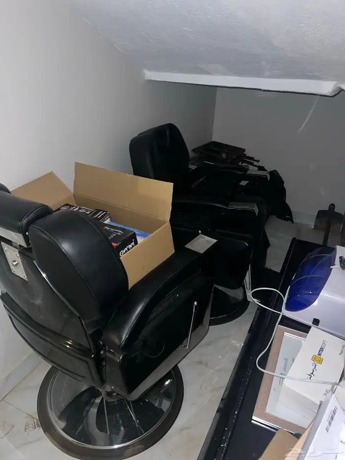 اغراض محل حلاقه للبيع 0