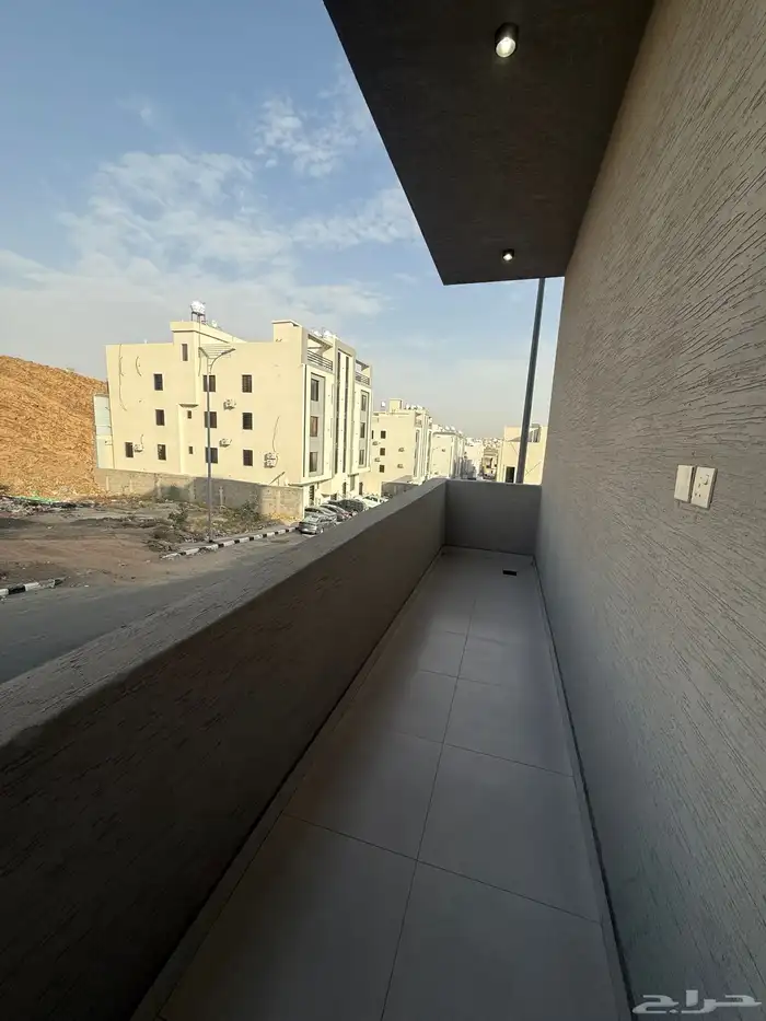 للبيع ادوار ارضيه وشقق علويه مخطط حطين مقابل مطار ابها 23