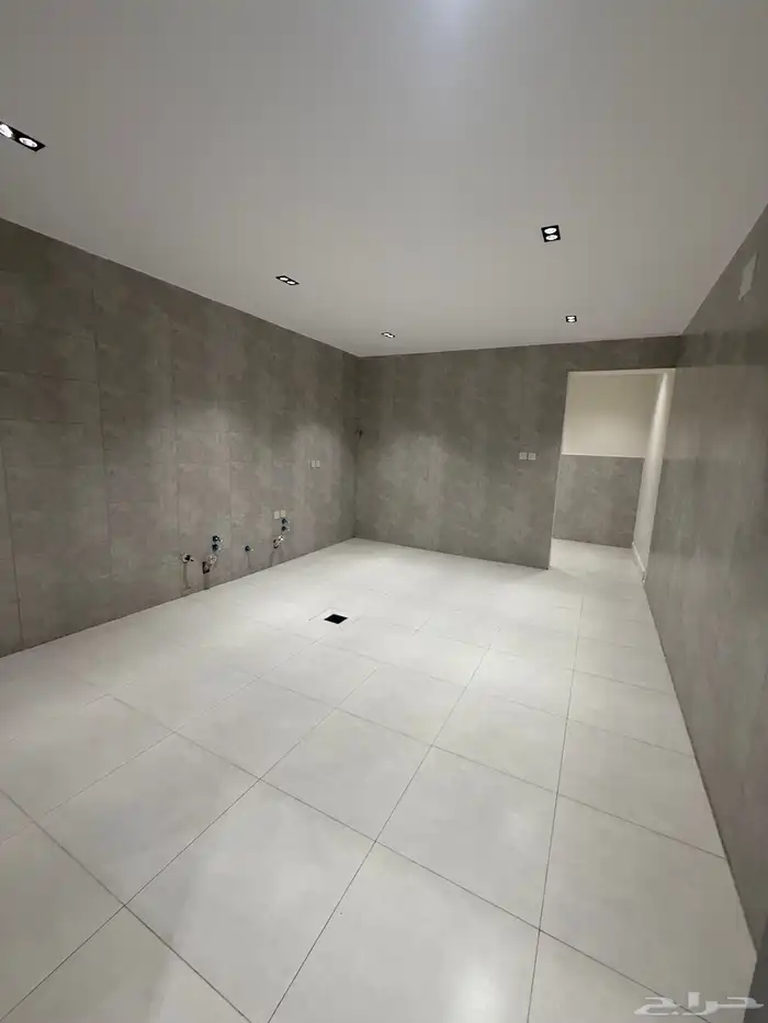 للبيع ادوار ارضيه وشقق علويه مخطط حطين مقابل مطار ابها 8