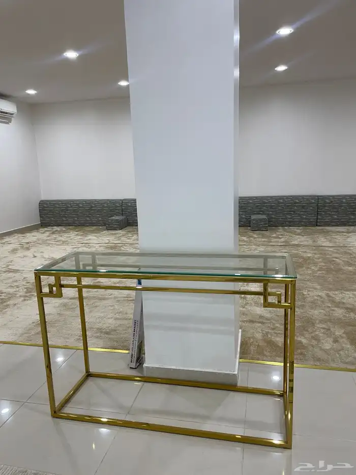 مدخل ستيل ذهبي ودرج ابيض  ورمادي 1