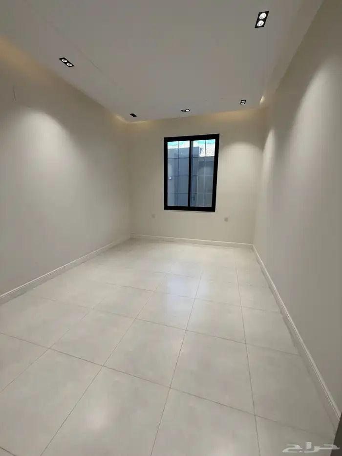 للبيع ادوار ارضيه وشقق علويه مخطط حطين مقابل مطار ابها 6