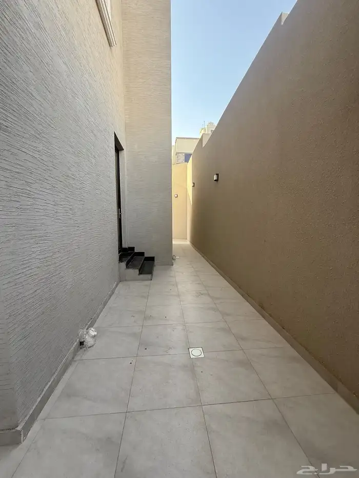 للبيع ادوار ارضيه وشقق علويه مخطط حطين مقابل مطار ابها 18