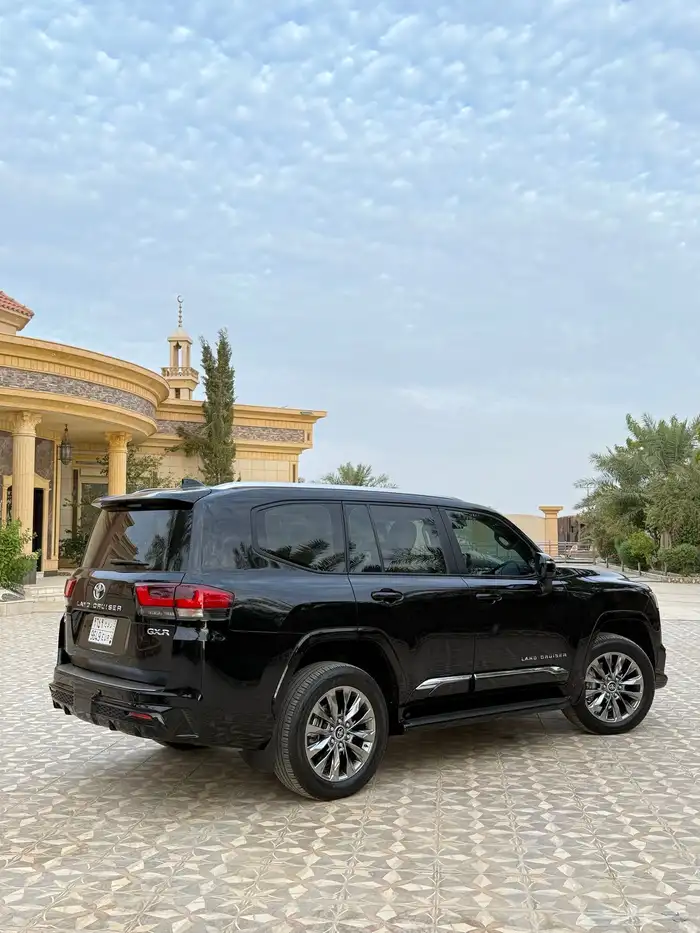 تويوتا - لاندكروزر GXR S خليجي 2025 فل كامل بنزين 12