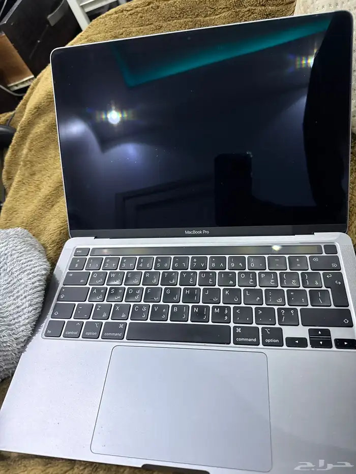 MacBook Pro 13 (2020) نظيف جد ا مع الكرتون والشاحن الأصل 2