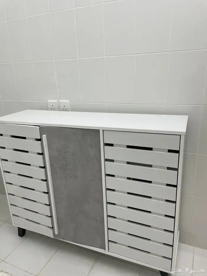 مدخل ستيل ذهبي ودرج ابيض  ورمادي 0