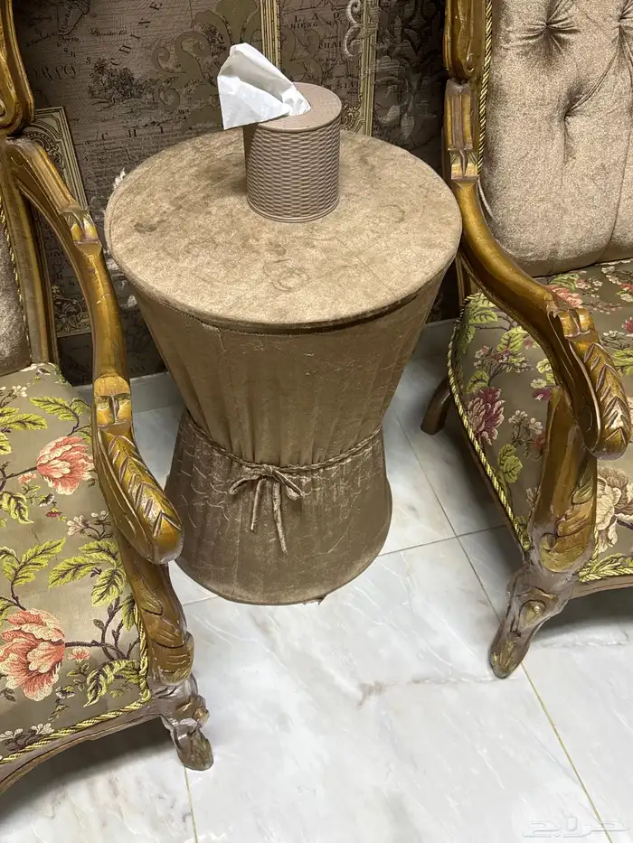 كنب كلاسيك 3 كنبات كبيره و 4 كنبات صغيره و طاوله طقم 7