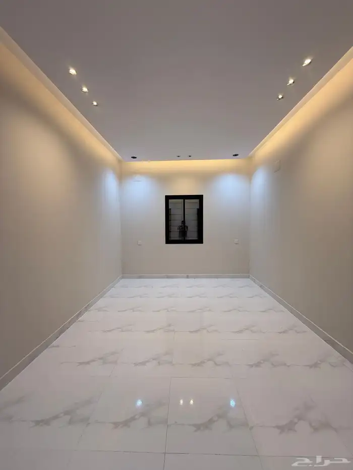 للبيع شقه ارضيه ببايكة سيارة تشطيب VIP ف شمال الخميس 8