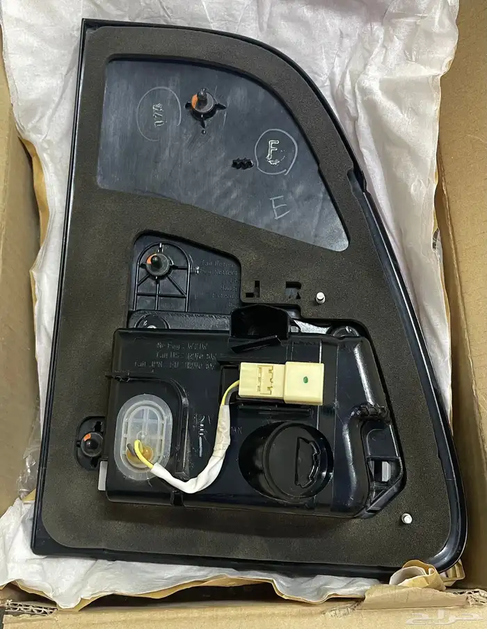 اسطب شنطة يمين لاند كروزر 2006-2007 جديد اصلي 3