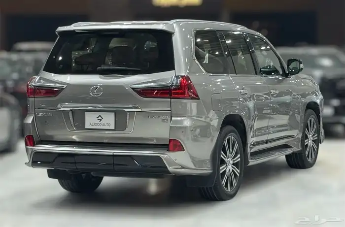 جيب لكزس LX570 موديل 2018 فل كامل مستعمل . 4