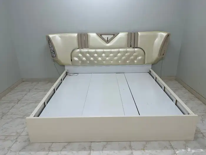 سرير ودولاب نظيف للبيع 0