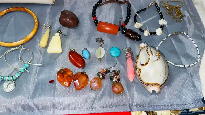 احجار كريمه وقلايد قديمه 30