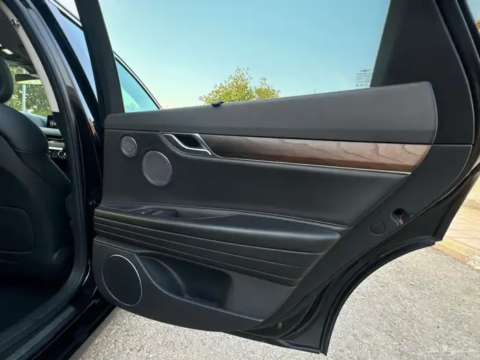 جينسس رويال بلس V6 شاشات خلفية بحالة الجديد 36