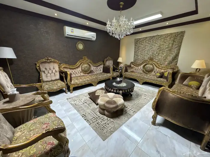 كنب كلاسيك 3 كنبات كبيره و 4 كنبات صغيره و طاوله طقم 6