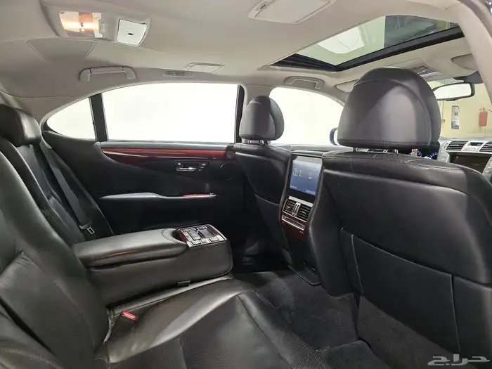 لكزس LS450 موديل 2010 بحالة ممتازة 8