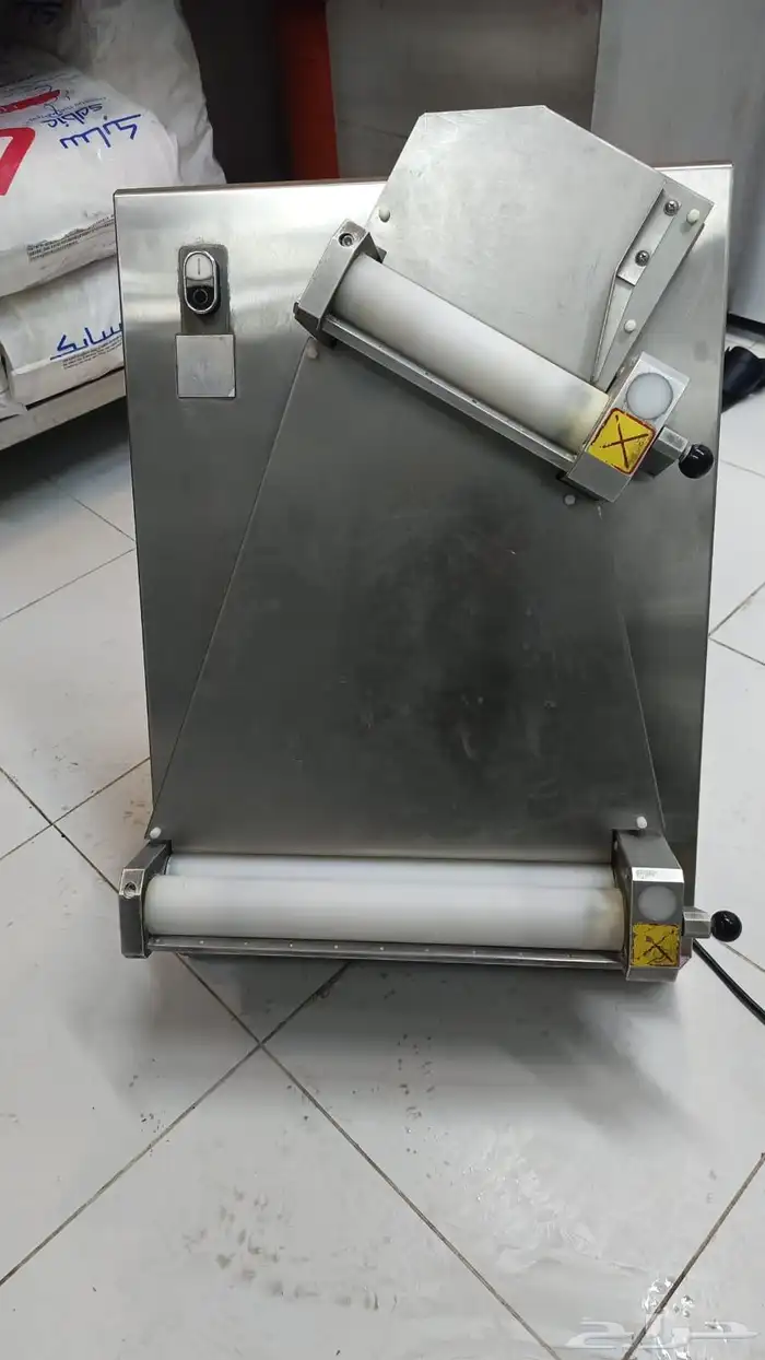 للبيع فراده خبز وعجانة ومكينة وافل وفرن 0