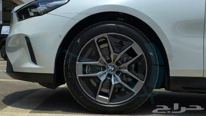 2025 BMW 5-SERIES 520i 2.0T RWD GCC 0Km اصفار ضمان الوكيل 35