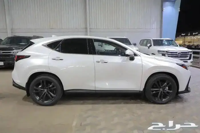 ليكزس NX 350h فتحة سقف جلد هايبرد موديل 2025 3