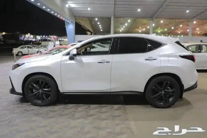 ليكزس NX 350h فتحة سقف جلد هايبرد موديل 2025 4
