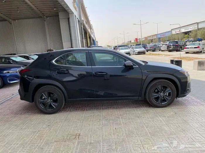 لكزس UX300h 2024 سعودي اسود. 3