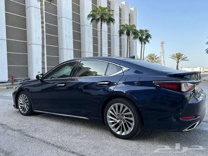 لكزس ES 350 CC 2022 نظيفة وبحالة ممتازة - اول مالك 2