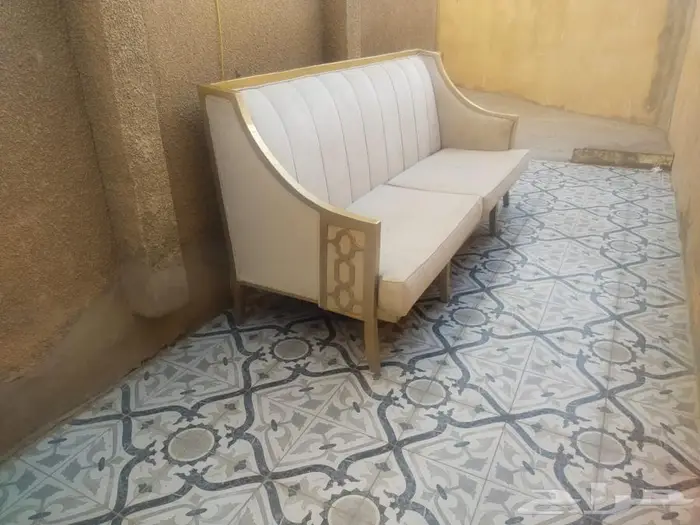 كنب فخم بحالة ممتازة وجديدة للبيع بعنيزة 1