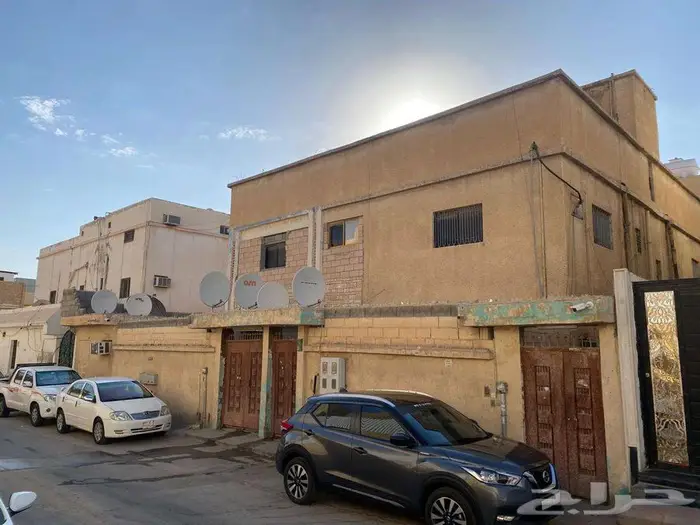 فيلا قديمة للبيع بقيمة أرض في حي النسيم الغربي 1