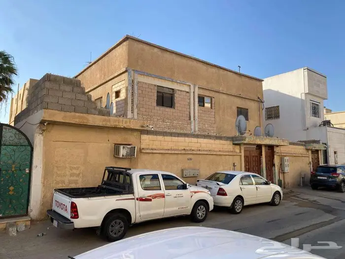 فيلا قديمة للبيع بقيمة أرض في حي النسيم الغربي 0