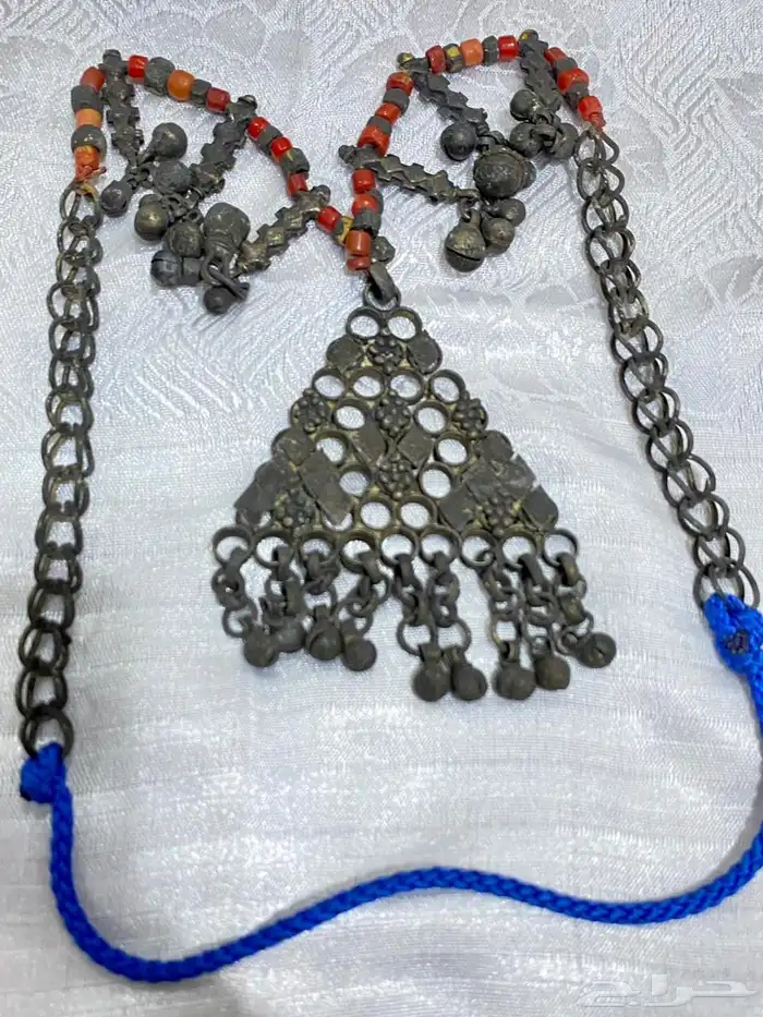 صندوق ومجموعة حلي وسبح وساعات 8