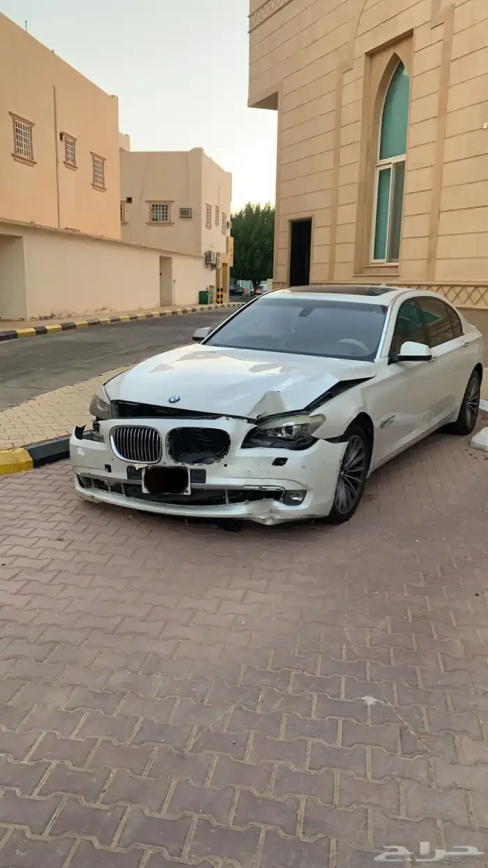 بي ام دبليو ال اي 750 (2009) ابيض مصدوم 3