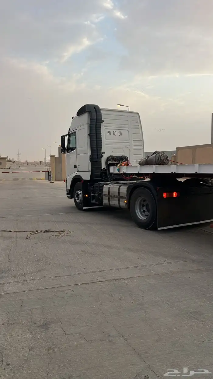 تريله سطحه متواجده في الخرج الى اي تجاه 0