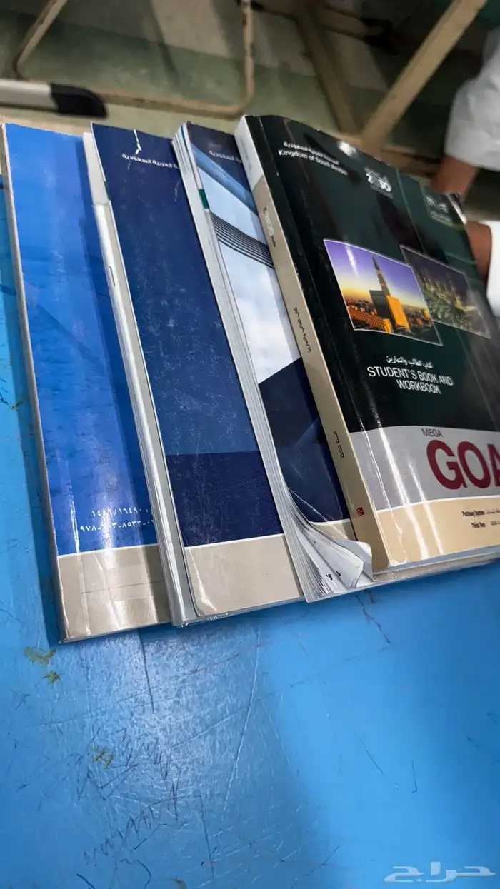 اربع كتب واثنين دفاتر اصفار لم يتم الكتابه عليها 0