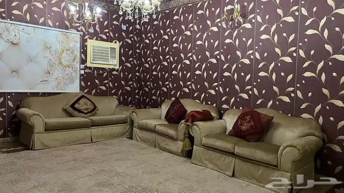 للبيع طاولة تلفزيون وتسريحه وطقم كنب 2