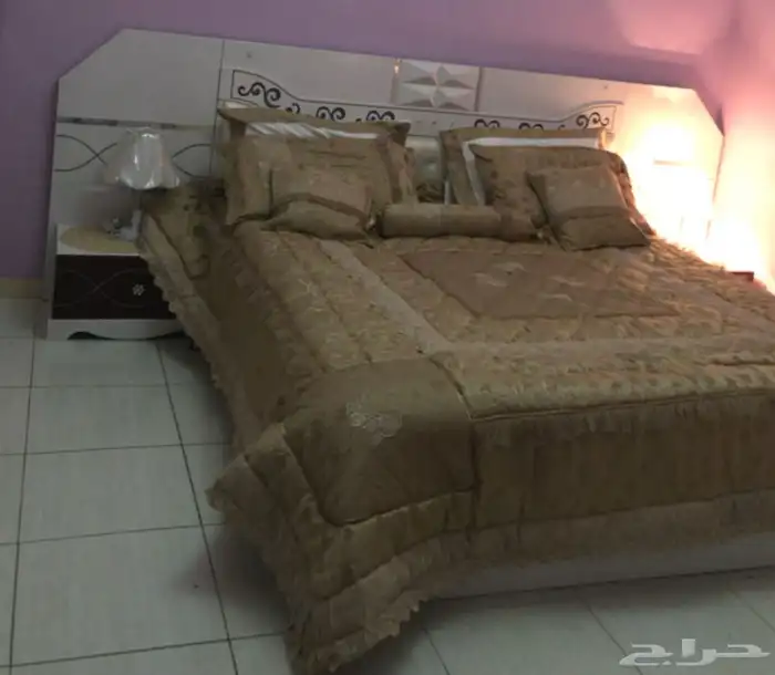 غرفة نوم بملحقاتها واريكة ودولاب اكسسوار وبعض الاغراض 1