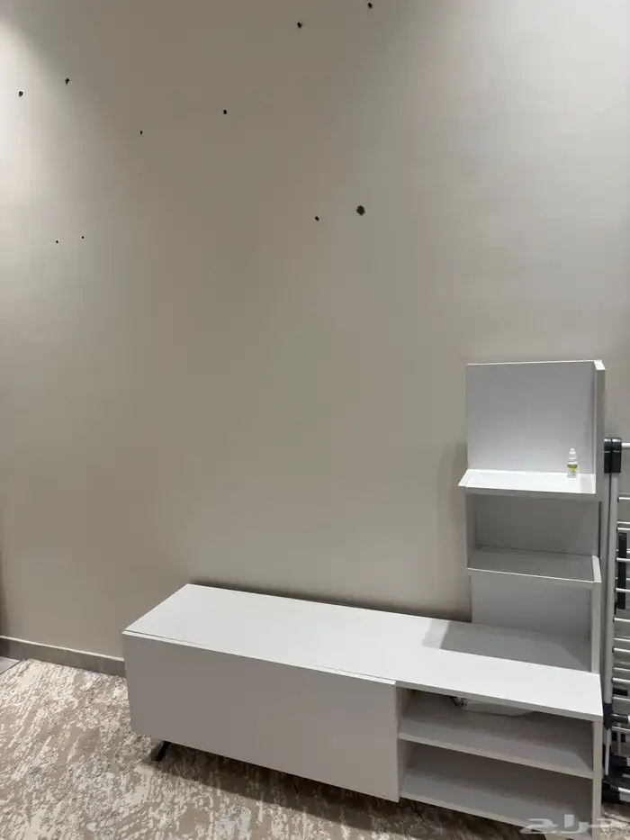 سرير اطفال بحالة الجديد وطاولة تلفزيون وكذلك شاشه 3