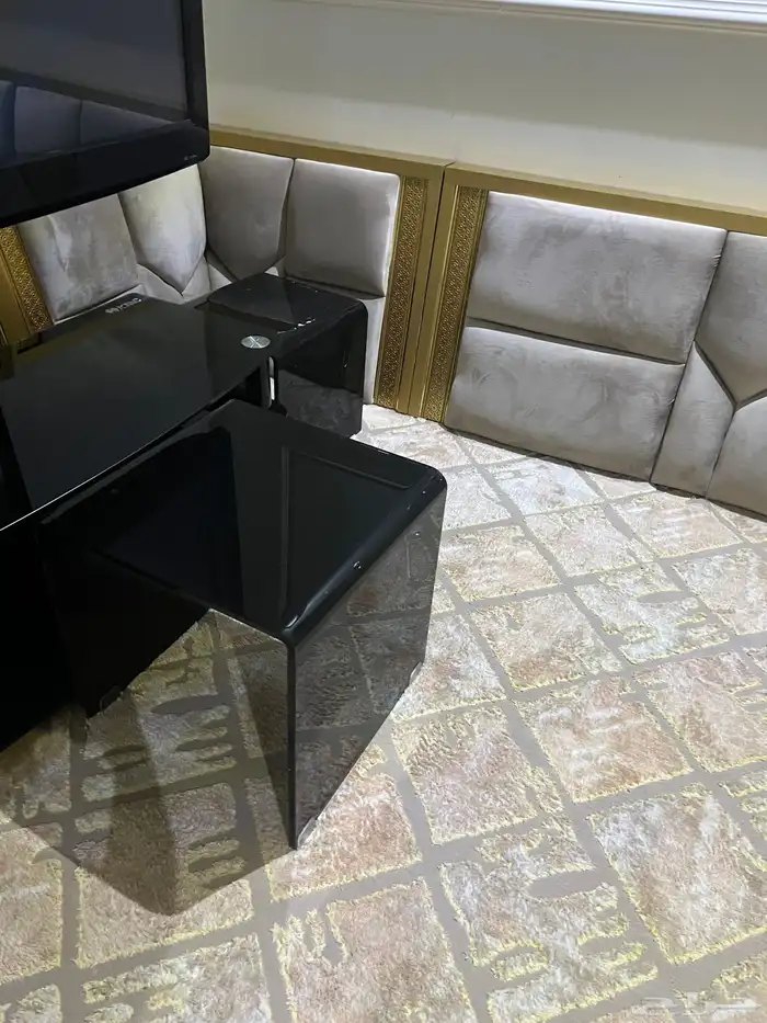 طاولات للبيع 0