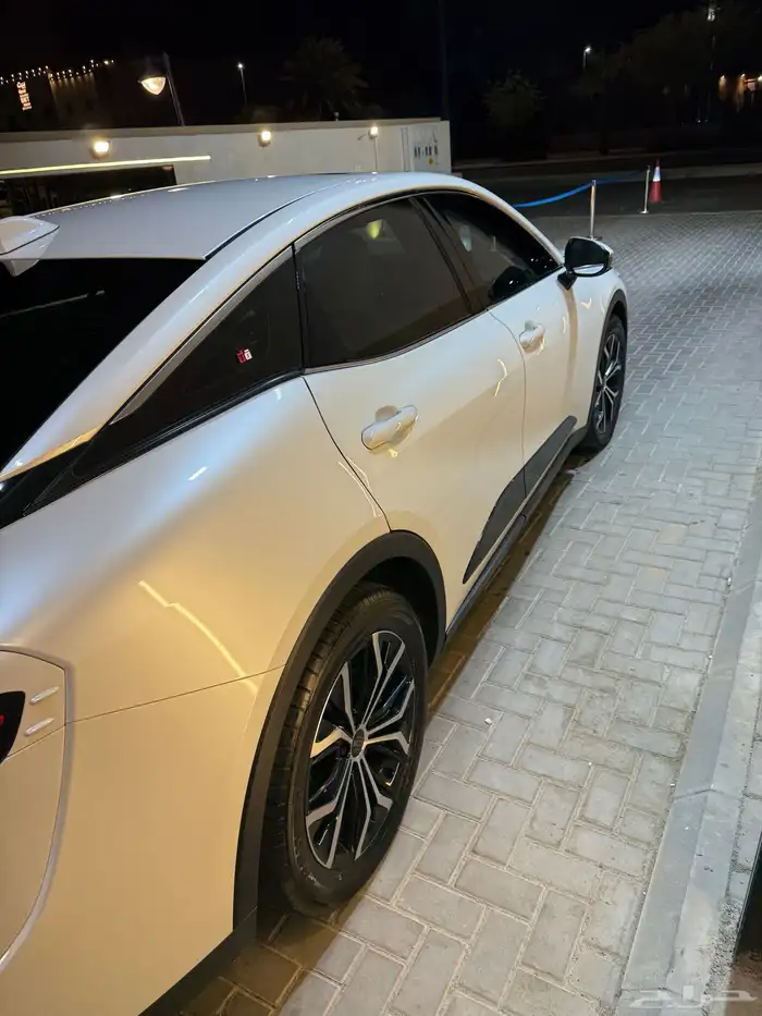 تويوتا كراون 2023 بريميوم ابيض لؤلؤي 6