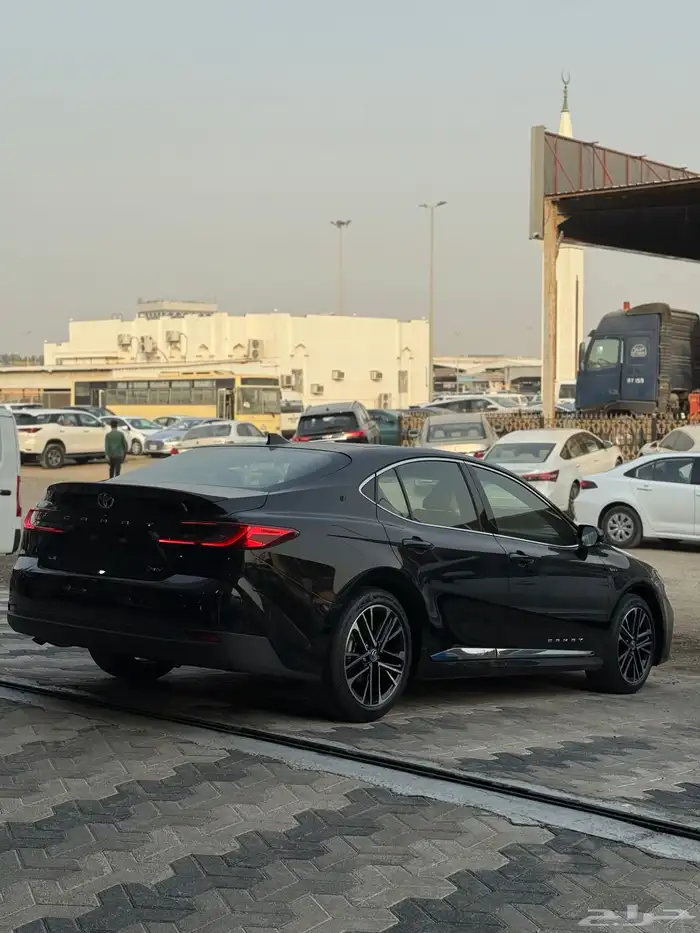 تايوتا كامري 2025  LE-HVE ( هايبرد ) اللون اسود اصفار 3