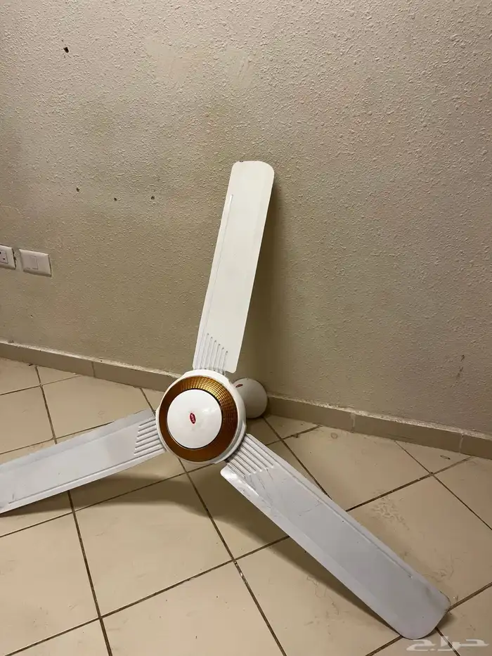 2 مراوح للبيع وحدة جاهزة ووحدة يبغالها تنزيل من السقف (عليك 1