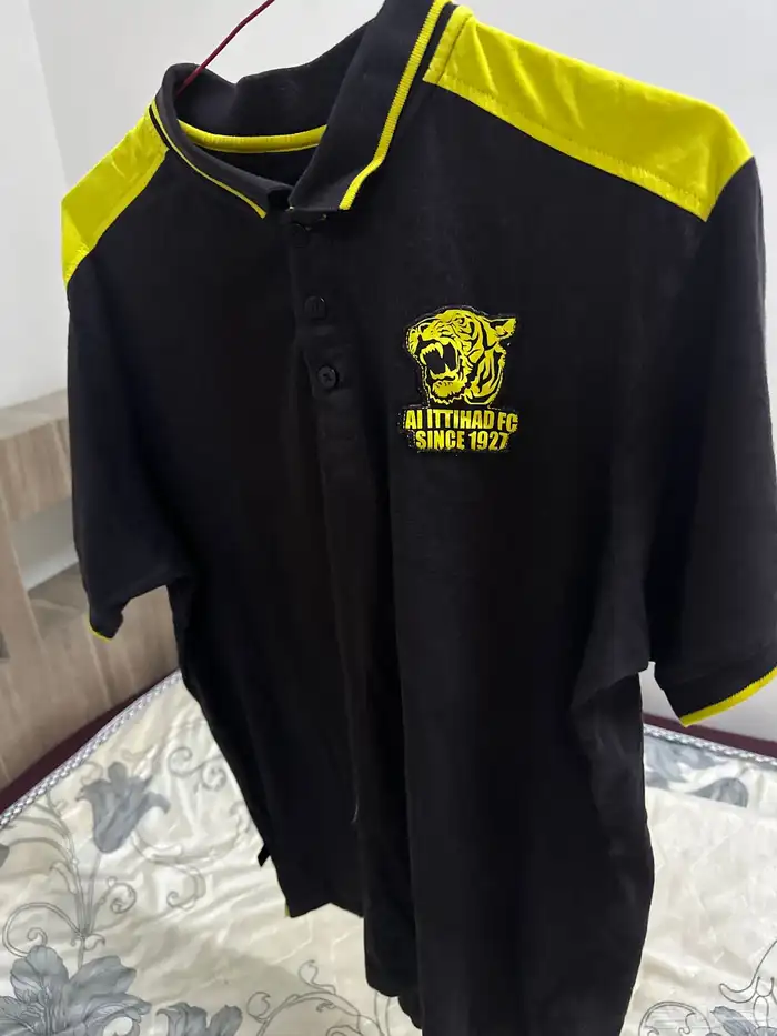 بلوزه الاتحاد قديمه رجااليه ونسائيه 0