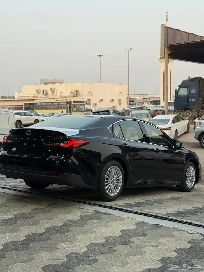 كامري 2025 E-plus اصفار اللون اسود 3