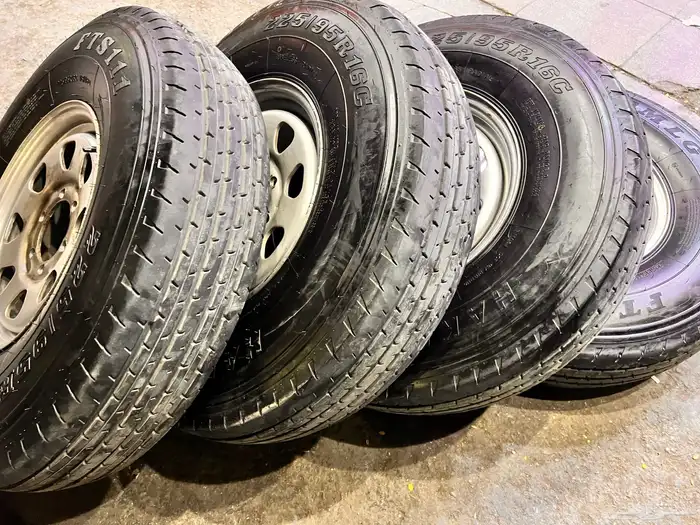 جنوط نيسان فتك أصلي وكاله مع كفرات صيني مقاس 225 95 16 3