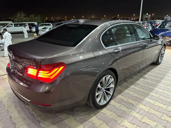 بي ام دبليو 730 موديل 2015 فل كامل 19