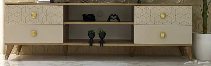 اثاث صاله تلفزيون وطاولة وطاولات خدمه شبه جديده 0