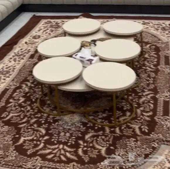 طاوله كبيره معها 6 حبات صغيره 0