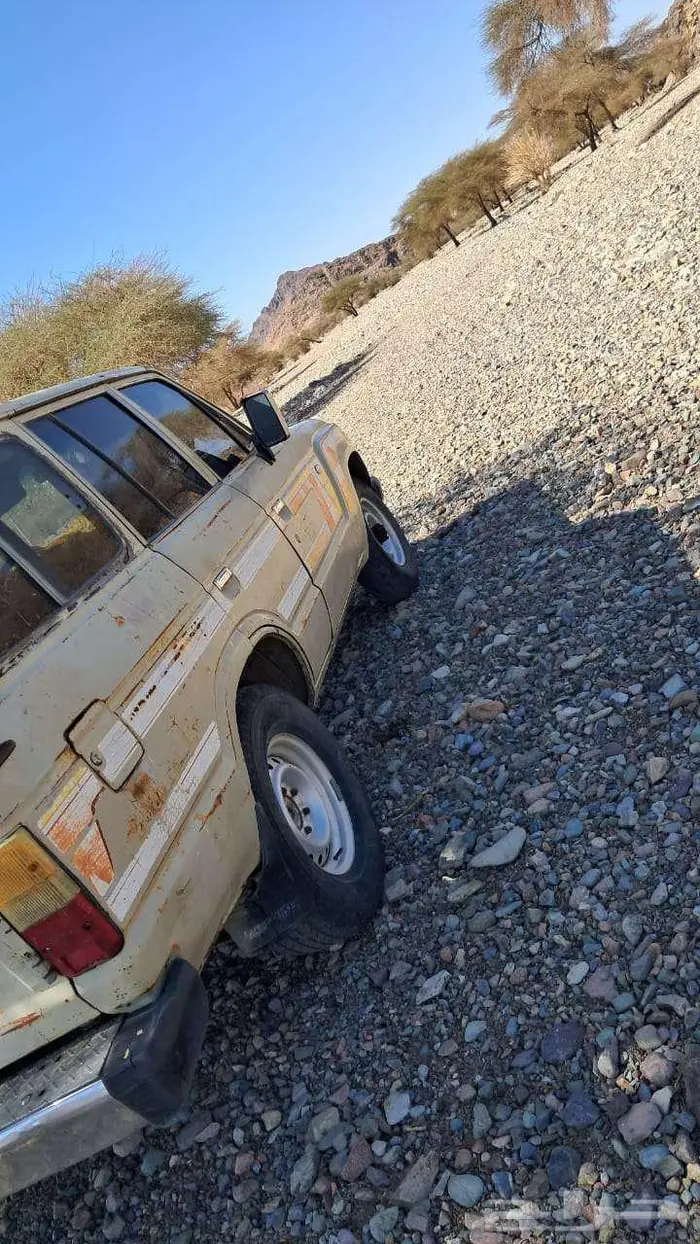للبيع جيب صالون 82 كل شي شرط 12